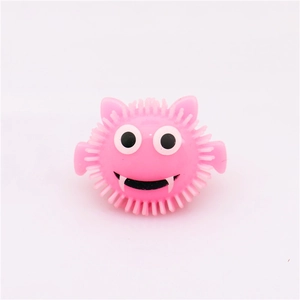 Détail de la bague LED monstre rose avec pointes en silicone et visage rigolo
