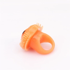 Gros plan de la bague orange à picots en silicone souple pour fête d'Halloween