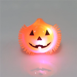 Détail de la bague LED citrouille d'Halloween lumineuse en silicone souple avec pointes