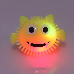Vue macro d'une bague LED monstre jaune brillante en caoutchouc souple pour fêtes