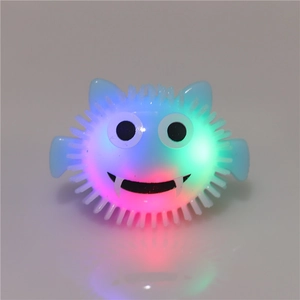 Détail de la bague monstre bleue lumineuse avec texture en caoutchouc et LED colorées