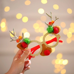 Lunettes de Noël dorées à paillettes avec bois rouges et décorations festives à pompons