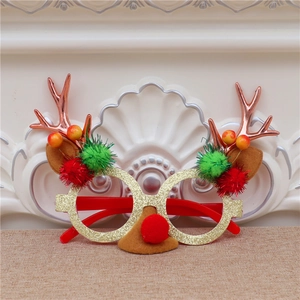 Gros plan de lunettes de Noël scintillantes avec bois de renne et pompons colorés