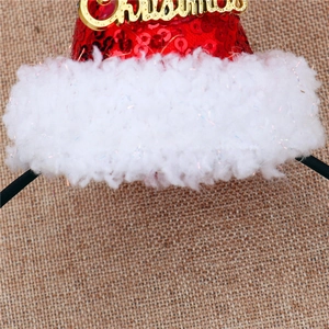 Dettaglio del cerchietto con mini cappello di Babbo Natale in paillettes rossi