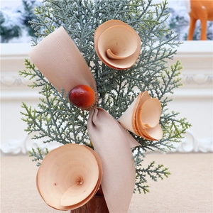 Detailed view of a 25cm mini Christmas tree with wooden roses and pine cones