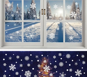Detalle de pegatinas estáticas de copos de nieve blancos para decoración de ventanas