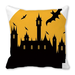 Detail des Halloween Kissenbezugs mit gotischer Burgsilhouette und Fledermäusen auf Mond