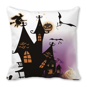Detail eines Halloween-Kissenbezugs mit Schloss-, Hexen- und Kürbis-Silhouetten