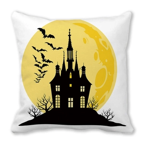 Halloween-Kissenhülle mit schwarzer Schloss-Silhouette und gelbem Mondmuster im Detail
