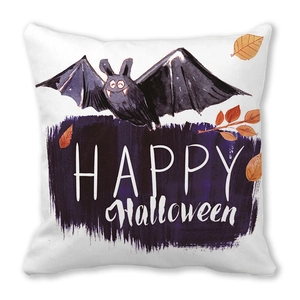 Detail der weichen Kissenhülle mit süßem Fledermaus-Motiv und Halloween-Schriftzug
