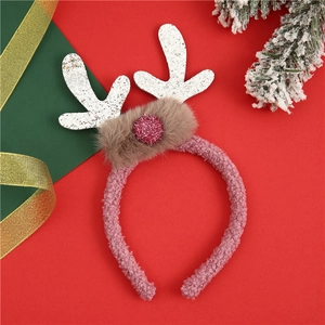 Detail van rendiergewei hoofdband met witte glitters, roze pluche stof en feestelijk decor