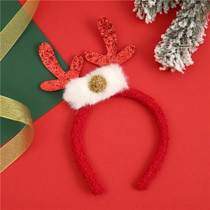 Detail van kerst hoofdband met rendiergewei, rode lovertjes en witte faux fur afwerking
