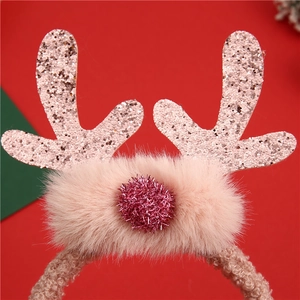 Detail van roze kerstgeweih-hoofdband met zachte lamswol en glinsterende afwerking