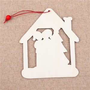 Detalle de adorno de madera en forma de casa con silueta familiar y cordón rojo decorativo