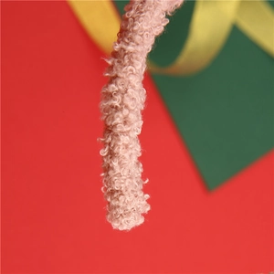 Detailopname van zachte sherpa fleece rendier hoofdband met feestelijke achtergrond