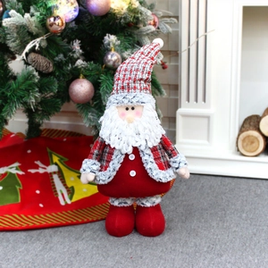 Dettaglio del Babbo Natale di peluche con cappello a quadri rossi e bordo in pelliccia