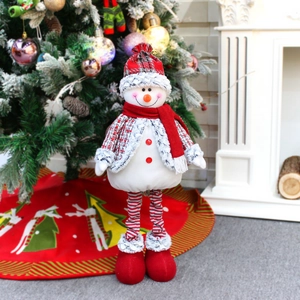 Pupazzo di neve in peluche con vestito a quadri rossi per decorazioni natalizie festive