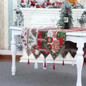 Detail eines Weihnachts-Tischläufers aus Jacquard-Strickstoff mit roten Quasten