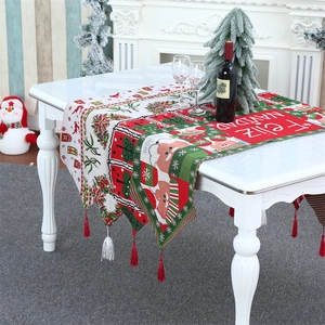 Detailansicht Weihnachtstischläufer mit Feliz Navidad Schriftzug und roten Quasten