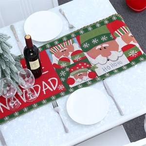 Weihnachtlicher Tischläufer mit Nikolaus-Jacquardmuster und festlicher Tischdeko