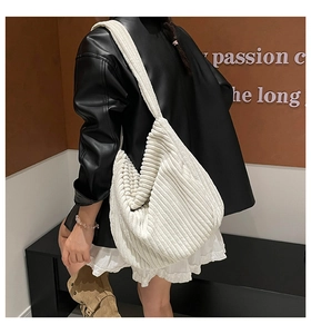 Détail du sac hobo en velours côtelé blanc cassé montrant la texture sur un mannequin