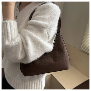 Detailed view of the brown leopard print shoulder bag in matte suede with zipper closure