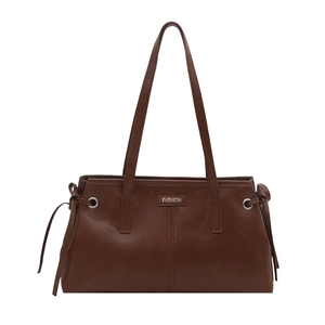 Sac fourre-tout en cuir marron foncé avec plaque logo argentée et œillets décoratifs