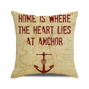 Détail d'une housse de coussin en coton et lin avec motif ancre nautique et cœur vintage