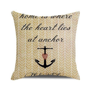 Détail d'une housse de coussin nautique avec motif ancre et texture lin à chevrons jaunes