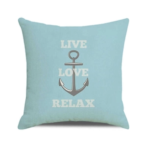 Détail de la housse de coussin ancre bleu clair avec texte Live Love Relax brodé