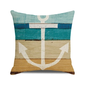 Détail de la housse de coussin ancre nautique sur fond à effet de bois vintage