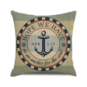 Détail du tissu en lin de la housse de coussin avec motif ancre et citation marine
