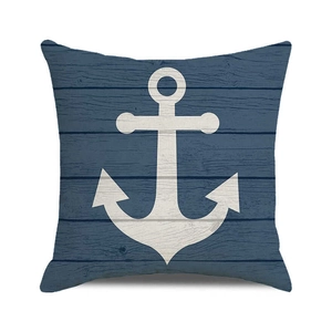 Détail de la housse de coussin ancre avec texture bois bleu et imprimé d'ancre blanche