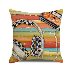 Detail eines quadratischen Kissenbezugs mit Pop-Art-Sommersurf-Thema und Retro-Collage-Drucken