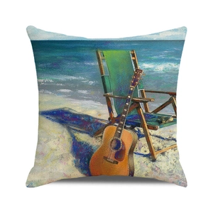 Detail eines Kissenbezugs im Ölgemäldestil mit Strandmotiv, Gitarre und Klappstuhl