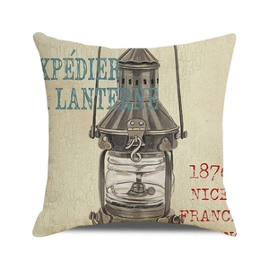 Detail eines Vintage-Laternen-Aufdrucks auf beige Leinenkissenbezug im maritimen Stil