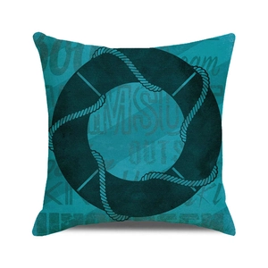 Detailansicht eines Kissenbezugs mit Rettungsring-Motiv, Seilstruktur und Vintage-Aufdruck
