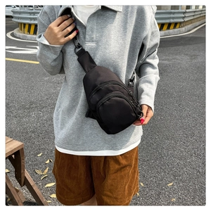 Gros plan détaillé d'un sac de poitrine en nylon noir imperméable porté par un mannequin