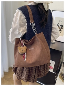 Sac fourre-tout en daim marron avec patch Creative Cat et porte-clé ours sur la bandoulière