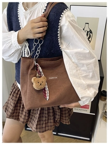 Sac cabas en daim marron avec étiquette Creative Cat et pendentif ours en peluche