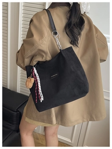Détail du sac cabas en velours côtelé noir avec étiquette Creative Cat et chaîne