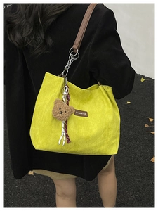 Sac cabas en velours côtelé jaune vif avec pendentif ours et bandoulière en cuir marron