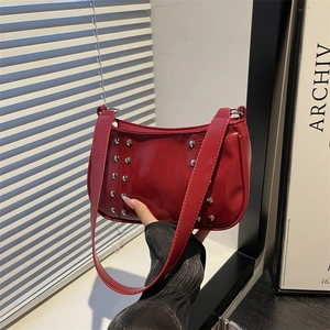 Sac Sous le Bras en Cuir PU à Rivets Vintage Pour Femmes Sac à Épaule Hobo à Clous Argentés Pour Le Navettage Quotidien