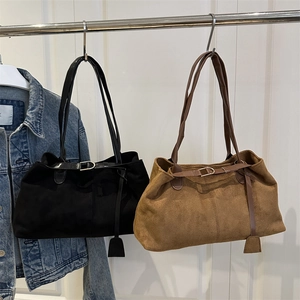 Sac fourre-tout rétro en cuir mat noir et marron avec décoration de boucle de ceinture