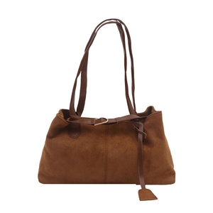 Sac à épaule vintage marron mat avec couture centrale et boucle dorée décorative