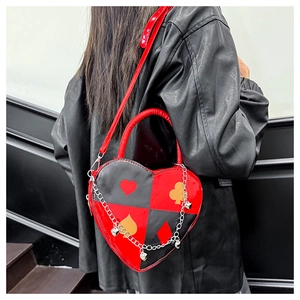 Détail du sac à bandoulière cœur rouge et noir avec imprimé poker et chaîne argentée