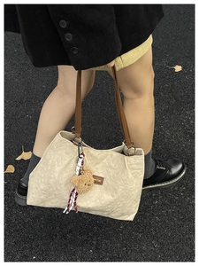 Sac fourre-tout matelassé en toile avec anses en cuir marron et breloque ours en peluche