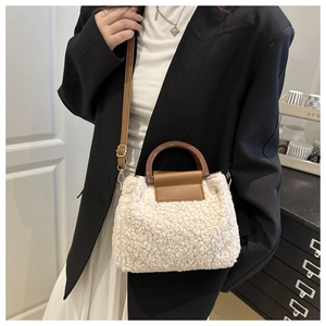 Détails du sac à bandoulière en peluche crème avec finitions en cuir brun et boucles dorées