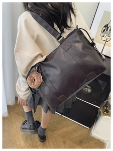 Grand sac fourre-tout marron foncé en similicuir texturé avec breloque peluche donut