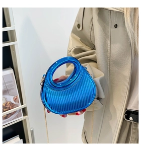 Detalle del bolso hobo azul metalizado con rayas verticales y correa de cadena dorada